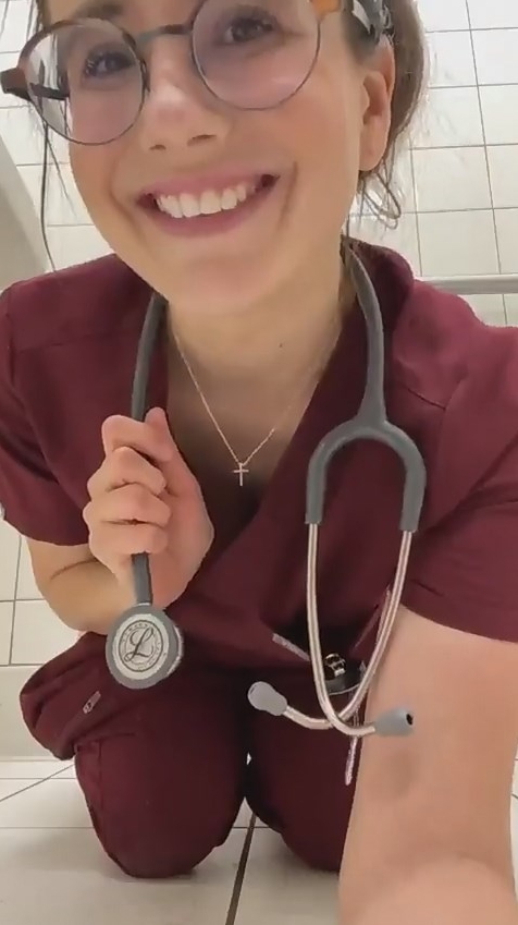 Rica-Enfermera-Mostrando-Las-Nalgas.jpg